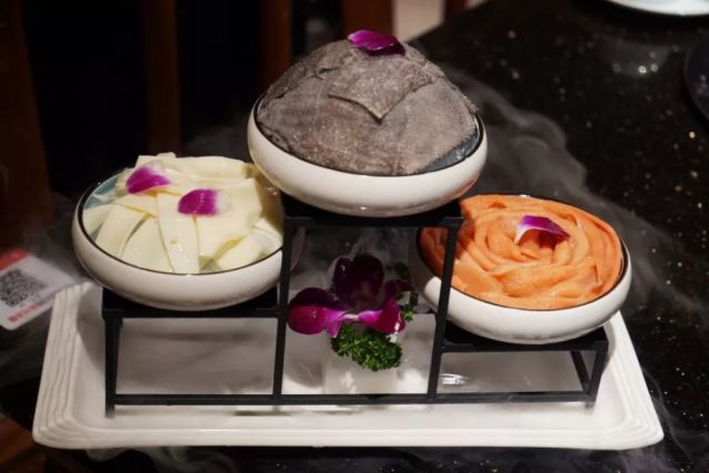 不会接抖音梗的服务员开不了好的火锅店