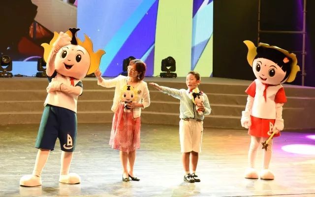 我们叫"智智"和"慧慧",是板厂小学的校园吉祥物.