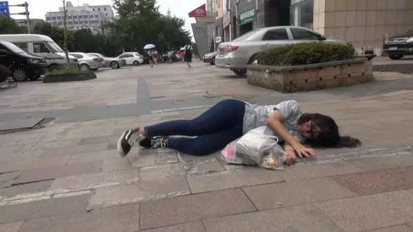 32岁女子,猝死街头,这东西每年害死50万人,要少吃,莫贪嘴