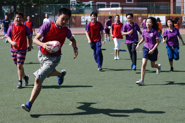 英式橄榄球世界杯奖杯巡展北京站:橄榄球至高
