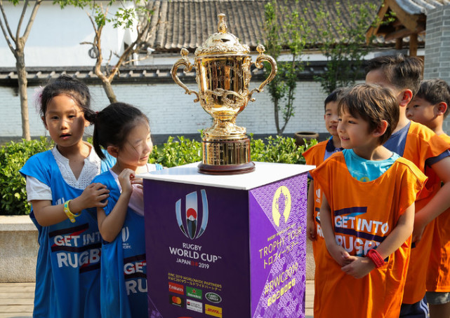 英式橄榄球世界杯奖杯巡展北京站:橄榄球至高