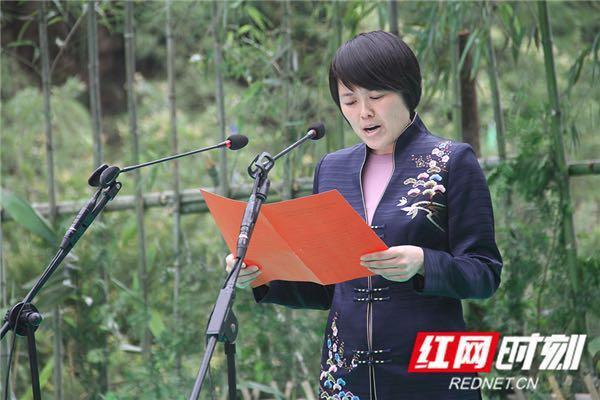 保靖县委常委,宣传部长尹海霞致辞. 李文胜 摄