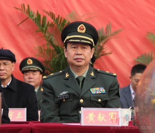 图为沈阳军区联勤部原部长王爱国(左),王爱国因涉嫌严重违纪,2014年11