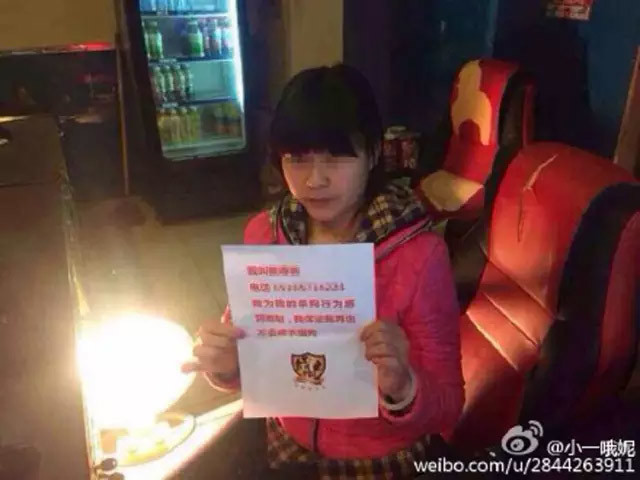 当晚21点53分,@兜率仔仔 在微博上发布了魏某某的认错照片,"我叫魏