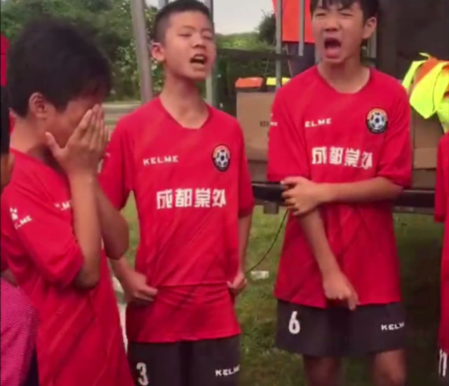 成都足协06梯队在法国夺冠 小球员高唱国歌激