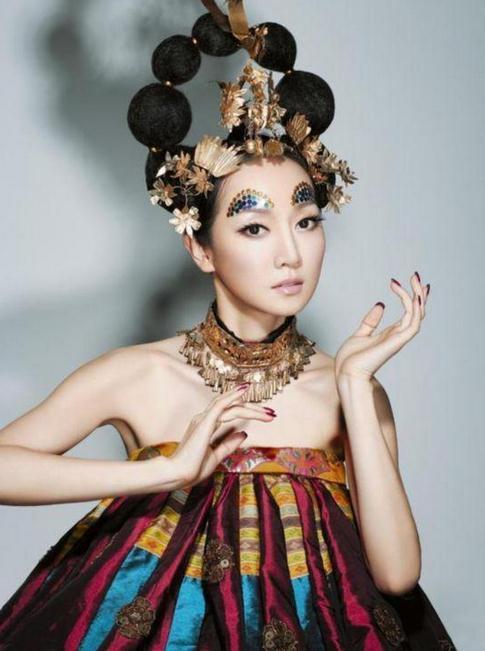 她因假唱人气大跌,后被金星揭老底身败名裂,今出演香蜜再次爆红