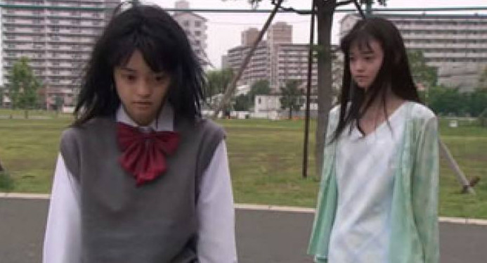 小饰与洋子:双胞胎姐妹,姐姐被当成狗养,妹妹却让宠上天,妈妈却把妹妹