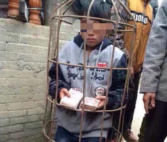 10岁男孩偷2万多元被抓村民将其浸猪笼惩罚图