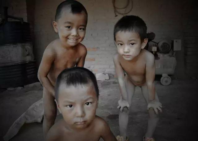 苏北农村独有的一道风景光着膀子过夏天