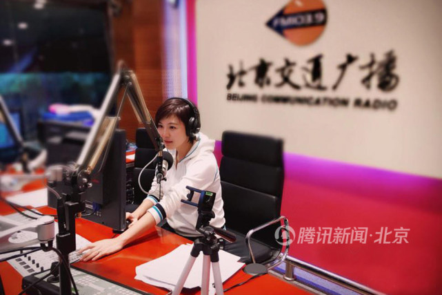 嘉佳平时在北京人民广播电台交通广播主持《一路畅通》节目,早上7点半