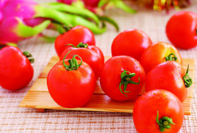 西红柿是生吃美白还是煮熟美白?吃对了,效果有