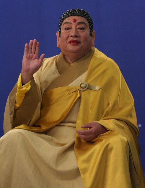 那就是如来佛祖的扮演者朱龙广,据说当时的朱龙广化完妆后,所有人都