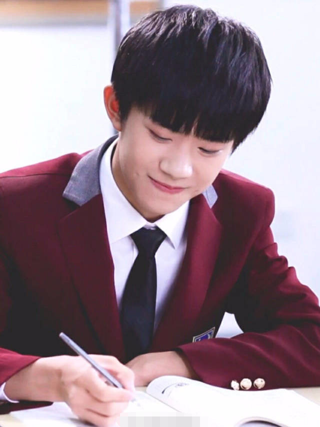 易烊千玺毕业照曝光,身穿校服满脸正气,网友:你拍照的秘诀是坚决不笑