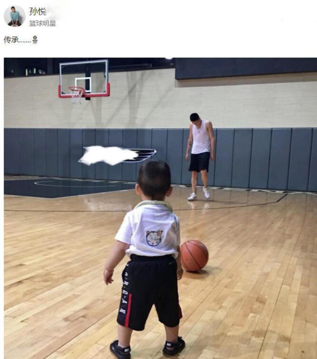 传承！孙悦带爱子打篮球 网友：1岁就开练不得了