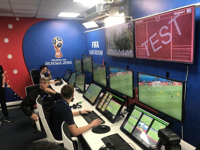 一文读懂视频裁判:14块屏幕紧盯争议哨 世界杯