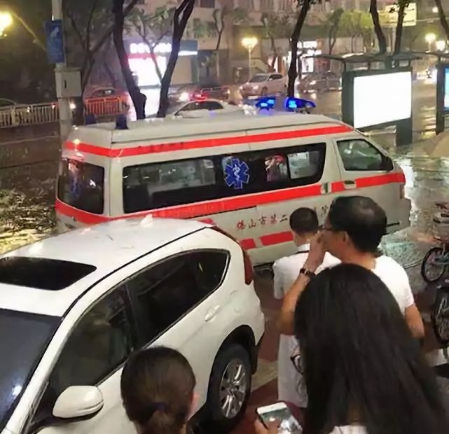下雨天,小心积水路面有破损高压电线漏电…_第