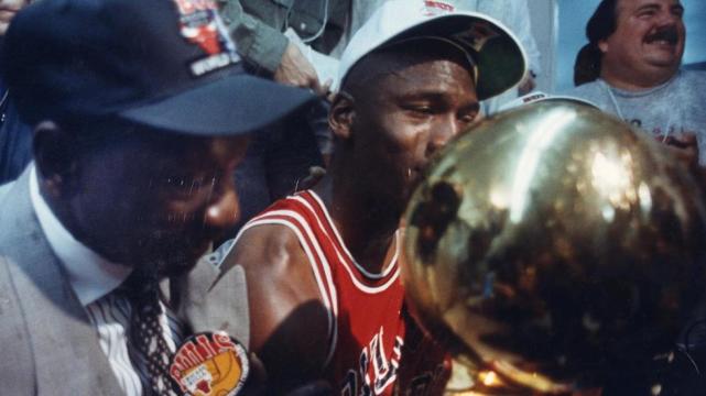 1991年总决赛,手捧公牛队的冠军奖杯,迈克尔-乔丹流下了热泪.