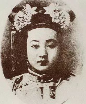 为光绪帝的皇后,同时宣布礼部左侍郎长叙的两个女儿为瑾嫔,珍嫔