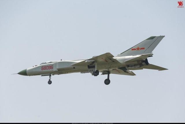 老款绿头歼8战机仍在服役