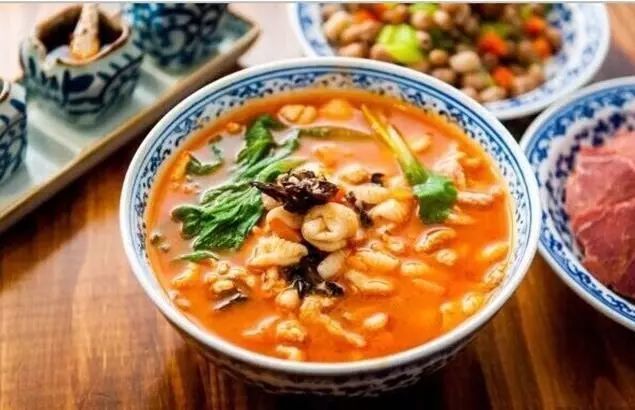 麻食是周至传统小吃之一,呈枣核形状,中间是空心的,制作好后