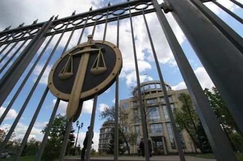 泰国男子开车不系安全带, 高速路上撞向护栏后飞天!