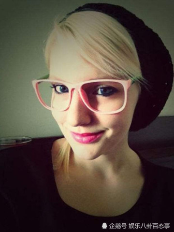 撒贝宁老婆李白近照曝光,妖娆长裙皮肤雪白,陪老公回母校看望