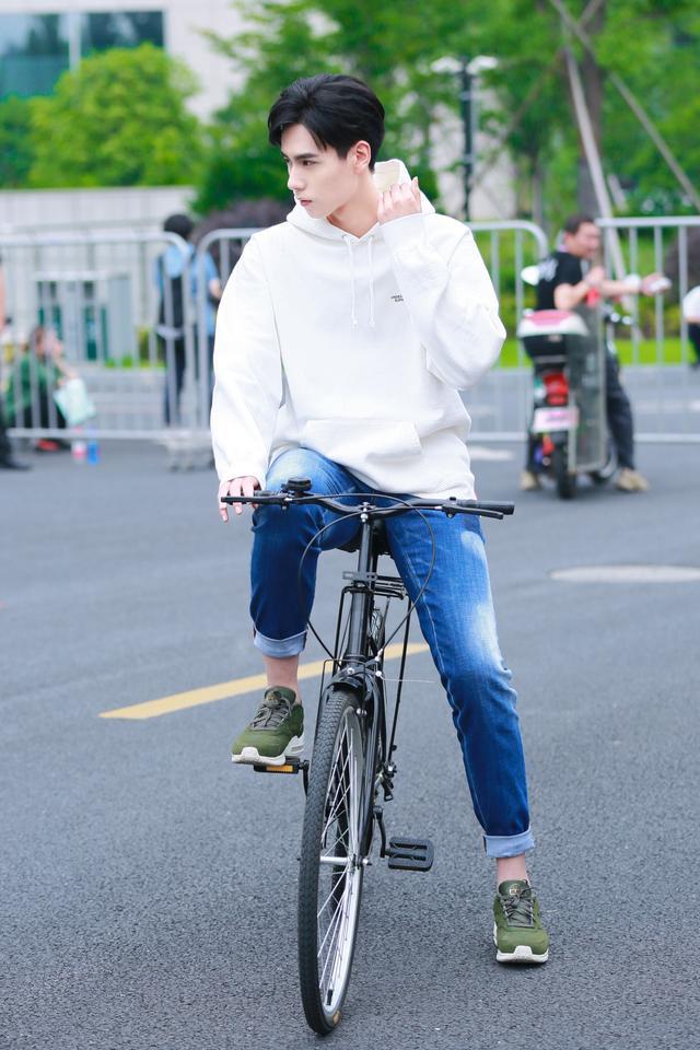 胡一天这样的高冷男神是如何炼成的,螃蟹发型休闲穿搭帅气十足!