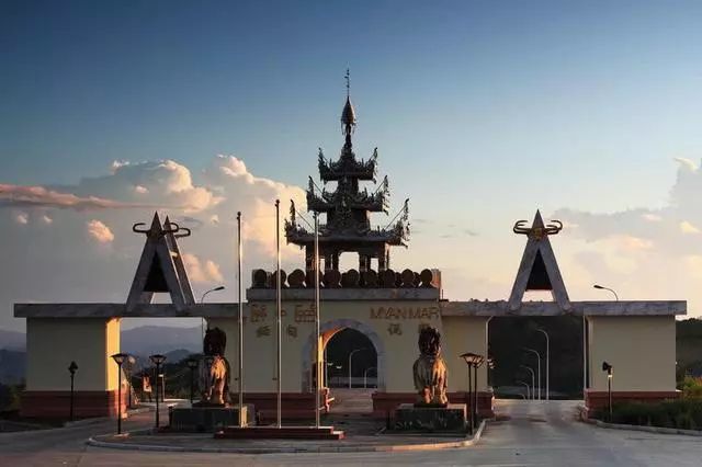 这个地方被称为小中国不仅说汉语写汉字还有自己的军队