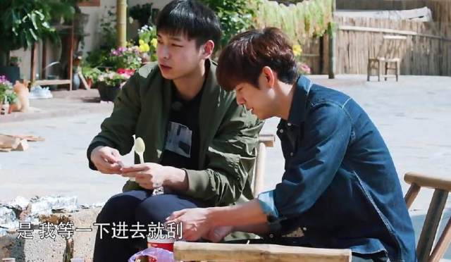 《向往的生活》彭昱畅滤镜前后,胡子对比太明