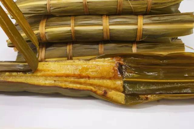 畲家菅叶粽,不像汉族用竹笋壳裹包成三角锥形的小粽子,而是用菅草的