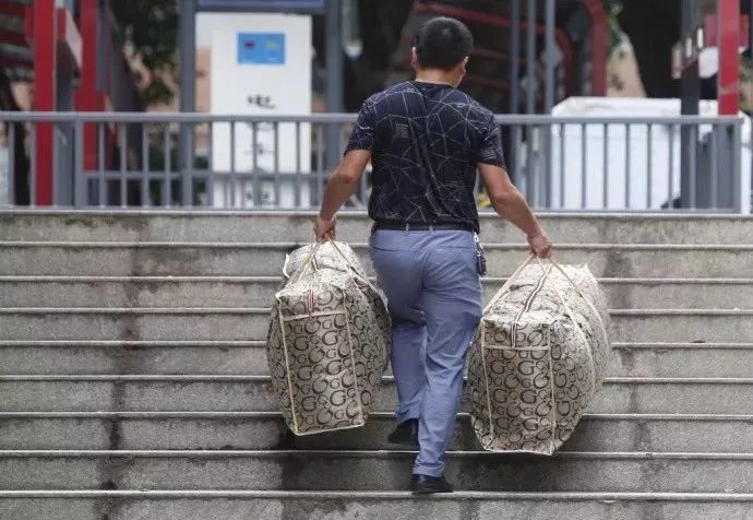 伟大爸爸10年扛货3500吨只为撑起一个家