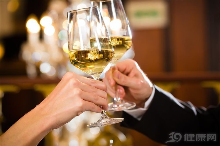 白酒|每天喝二两白酒和滴酒不沾，哪个更好？医生今天终于说了实话！