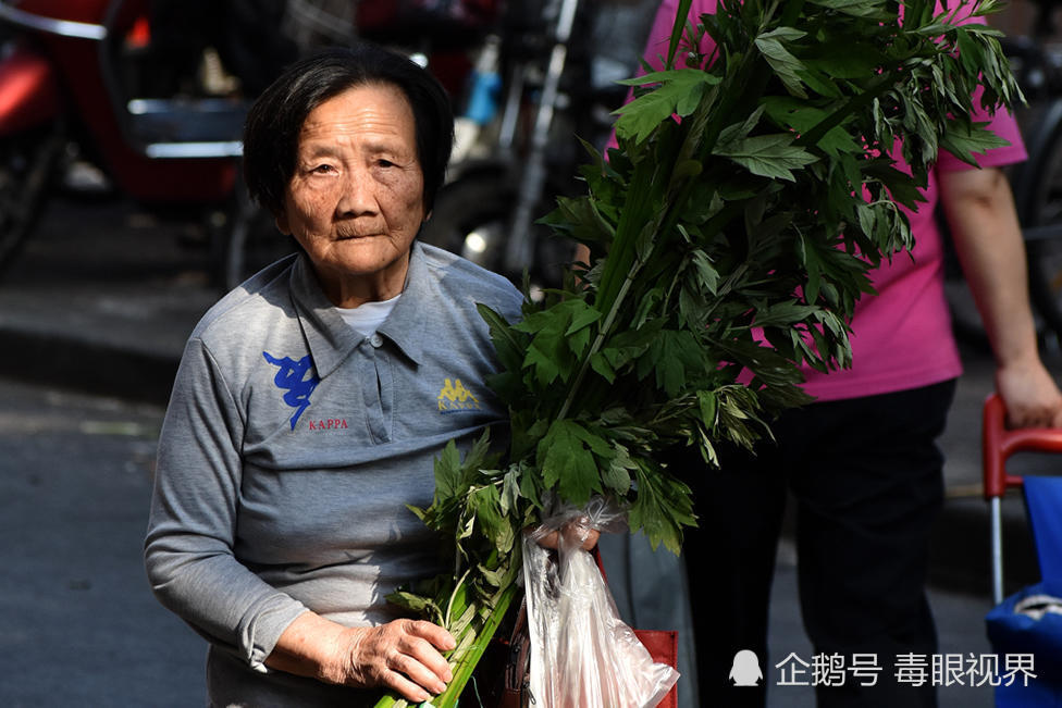 阿拉上海人是怎麼樣過端午的?爺叔人手一把艾葉菖蒲抱回家