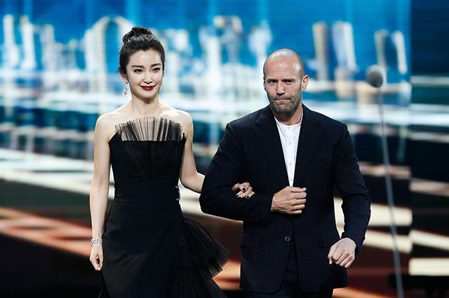 一线 | 杰森·斯坦森解释穿拖鞋走红毯:不为抢眼