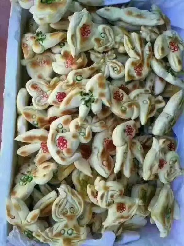 五月五每家每户会有花馍馍,如图中的花瓣,赖瓜子(青蛙),各种生肖都是