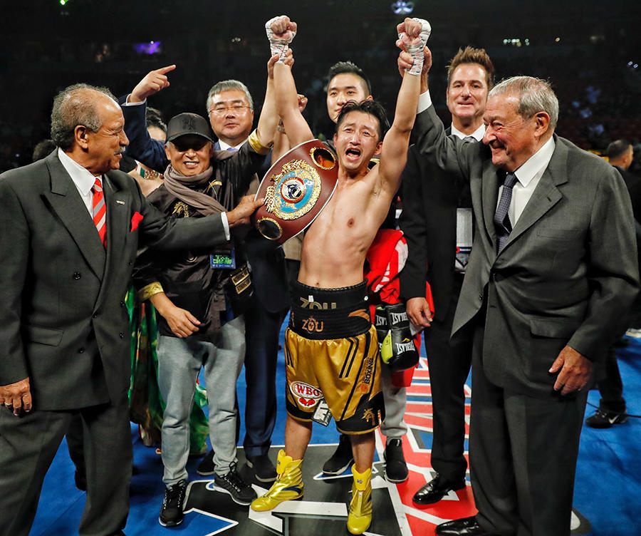 获封传奇拳王c位合影 邹市明凭什么?他的身后是流量与中国市场