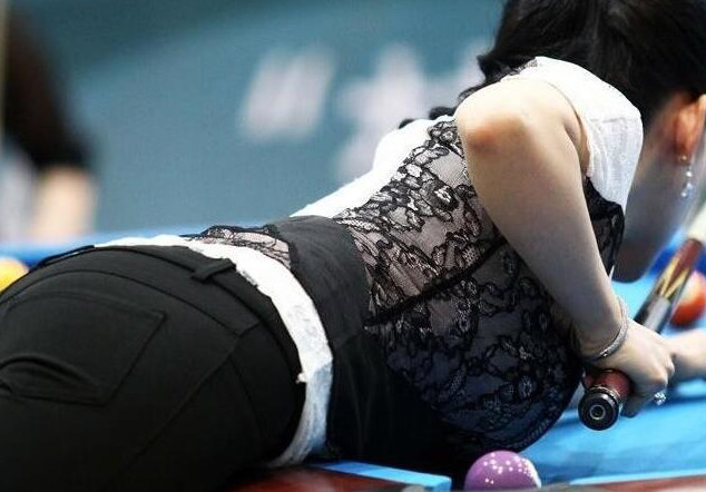 九球天后"潘晓婷"赛事上两球相撞,让观众直接沸腾,网友直呼:我们都