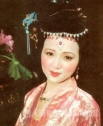 《红楼梦》中秦可卿和康熙帝是什么关系?秦可