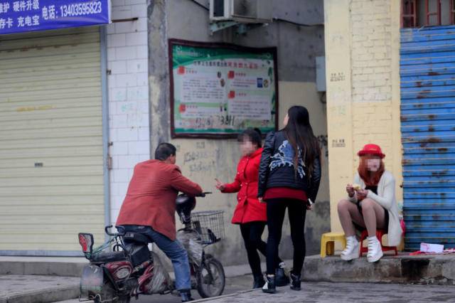 山西运城警察蹲点拍摄站街女