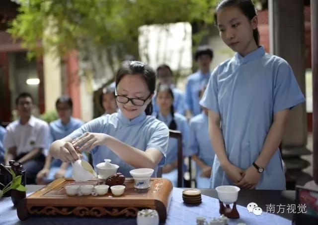 广州中学女生穿旗袍上学回头率很高
