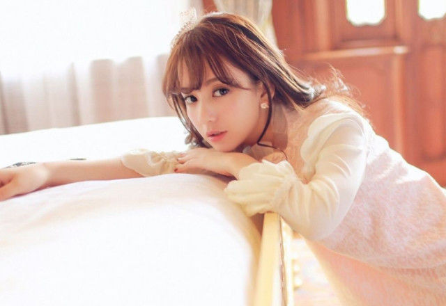 方媛晒童年照力破整容传闻,从小美到大,天王郭富城眼光真毒!