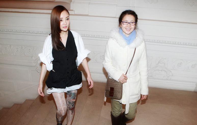 娱乐快讯李小璐早前看秀,全腿纹身吸睛,网友:难怪能看上pg one!