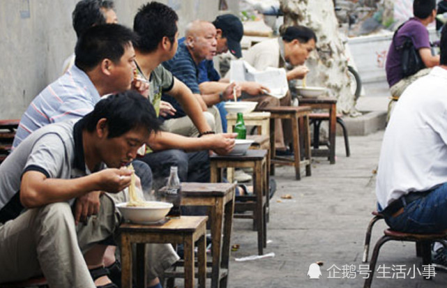 古代流传的 板凳面 为何用3根筷子来吃 网友 这吃法绝了 小优 筷子 面条