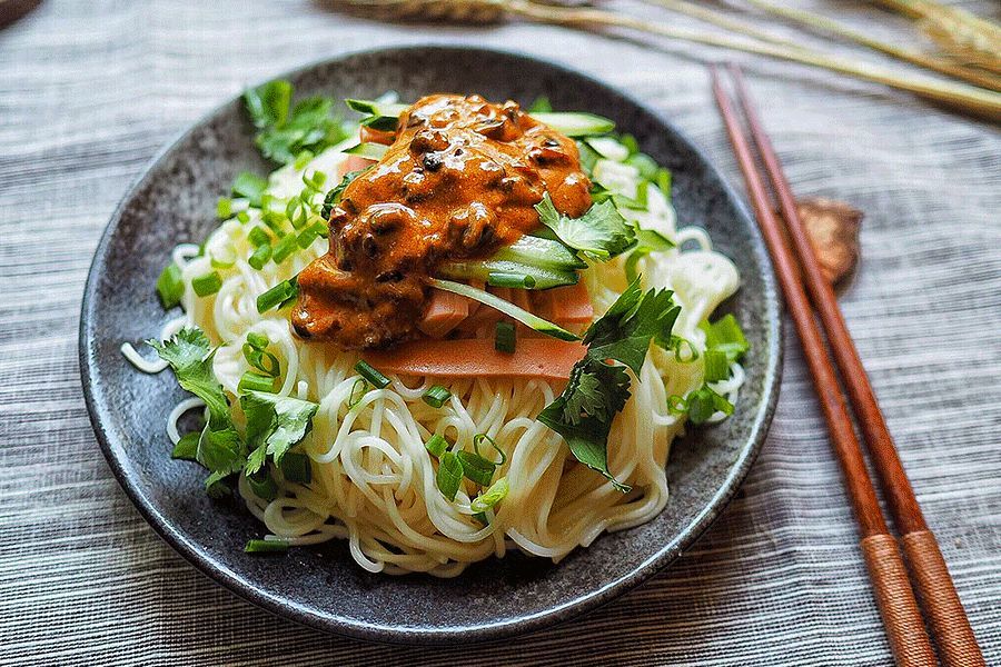夏至 · 吃食夏至这一天,民间有吃面条,吃馄饨等习俗,并有"立夏日,吃