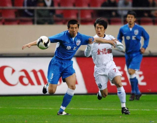 吴镇宇侄子宣布退役 中超首位港脚曾搭档范志