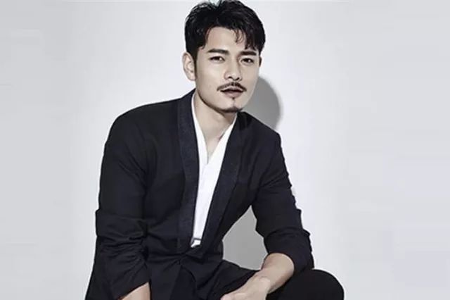 李少侠则由青年演员李奕增饰演,作为新生代偶像演员,李奕增不仅拥有