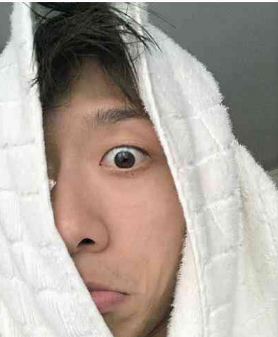 张一山搞怪半张脸照片.网友:刘星回来了!