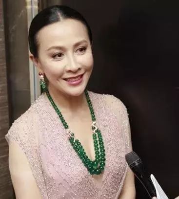 越南寺庙最萌小和尚因为太可爱,常遭到女游客过分要求!