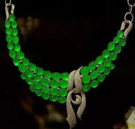 越南寺庙最萌小和尚因为太可爱,常遭到女游客过分要求!