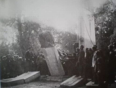 红卫兵正在捣毁孔庙碑刻然而,好景不长,1968年7月28日凌晨,谭厚兰他们